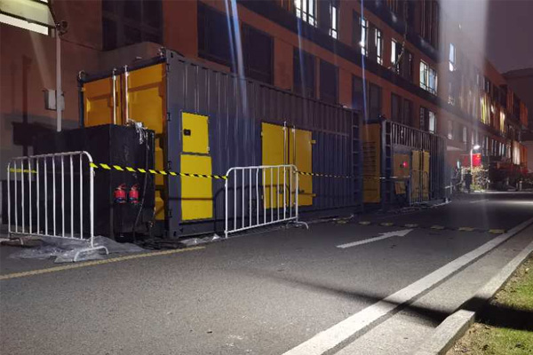 新州镇柴油发电机组的输出电压是如何调节的？