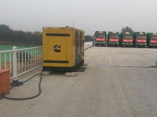 新州镇电力系统的稳定性和设备兼容性如何影响发电机组的频率规格？